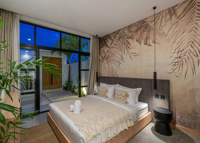 Villa Hubert - Sophisticated 2br With Pool And Prime Location *