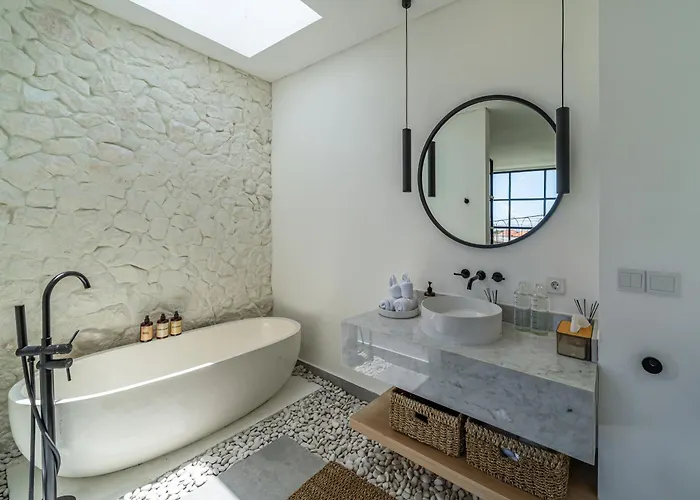 Hubert - Sophisticated 2br With Pool And Prime Location Villa