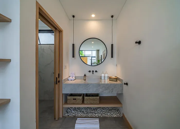 Villa Hubert - Sophisticated 2br With Pool And Prime Location Canggu (Bali)