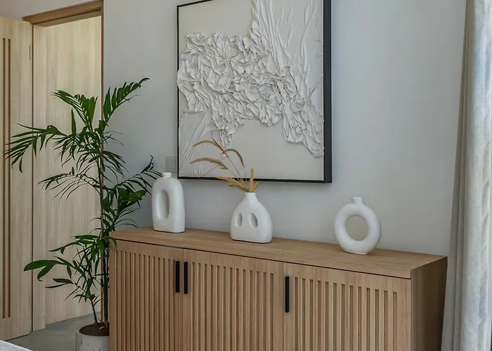 Hubert - Sophisticated 2br With Pool And Prime Location Villa