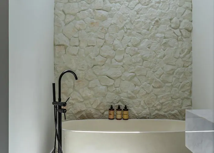 Villa Hubert - Sophisticated 2br With Pool And Prime Location