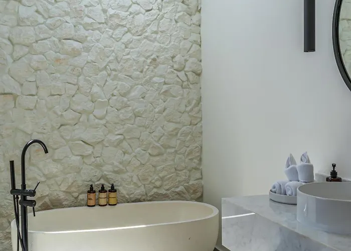 Hubert - Sophisticated 2br With Pool And Prime Location *