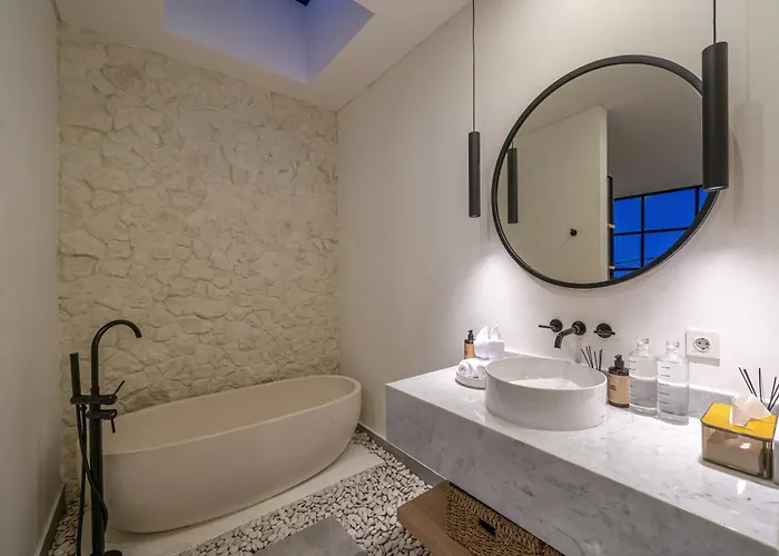 Hubert - Sophisticated 2br With Pool And Prime Location