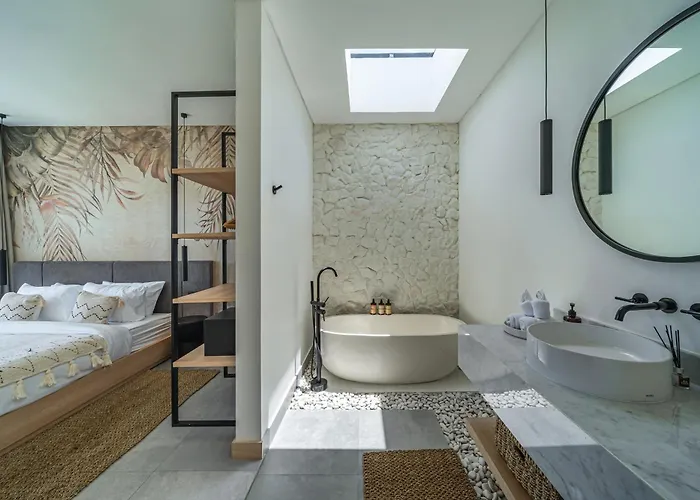 Villa Hubert - Sophisticated 2br With Pool And Prime Location *