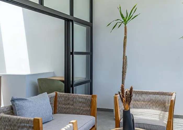 Villa Hubert - Sophisticated 2br With Pool And Prime Location *