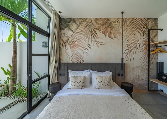 Hubert - Sophisticated 2br With Pool And Prime Location Villa