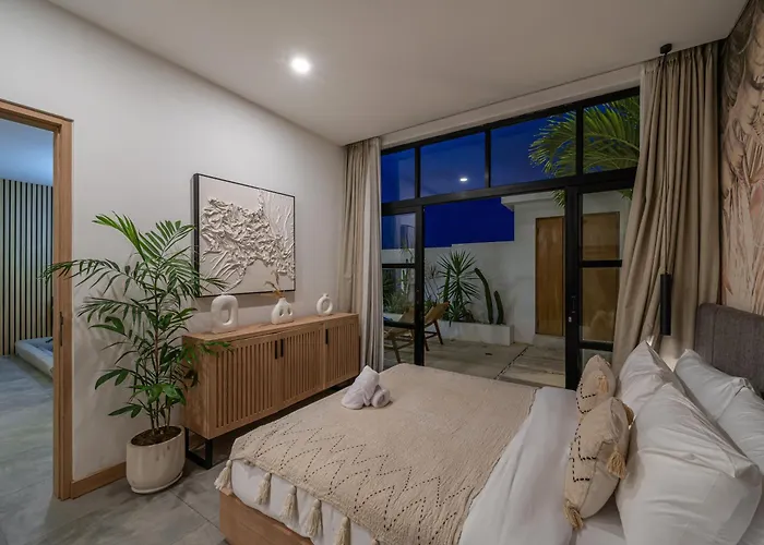 Villa Hubert - Sophisticated 2br With Pool And Prime Location