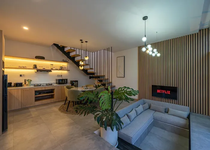 Villa Hubert - Sophisticated 2br With Pool And Prime Location