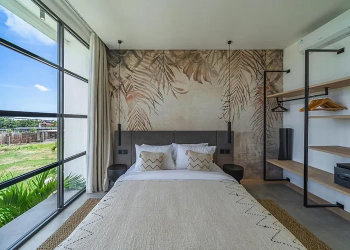 Villa Hubert - Sophisticated 2br With Pool And Prime Location *