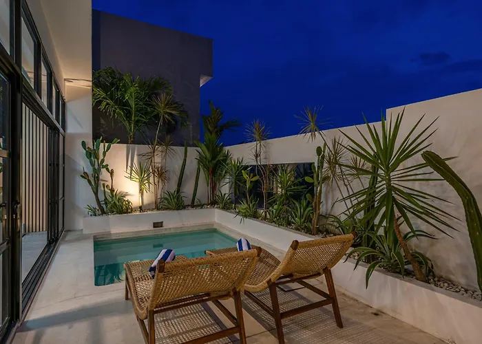 Villa Hubert - Sophisticated 2br With Pool And Prime Location *
