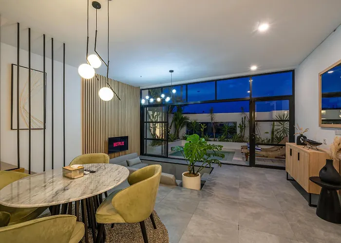 Villa Hubert - Sophisticated 2br With Pool And Prime Location