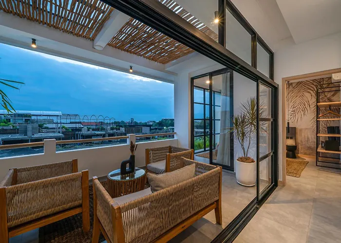 Villa Hubert - Sophisticated 2br With Pool And Prime Location *